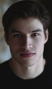 herec Cameron Cuffe