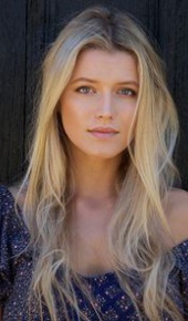 herec Lily Travers