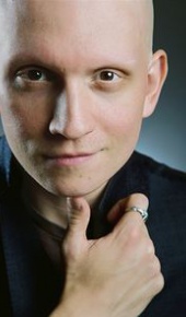 herec Anthony Carrigan