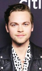 herec Alexander Calvert