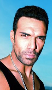 herec Darren Shahlavi