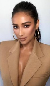 herec Shay Mitchell