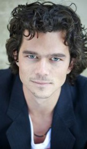 herec Luke Arnold