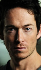 herec Simon Quarterman