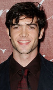 herec Ethan Peck