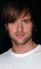 herec Jonas Armstrong