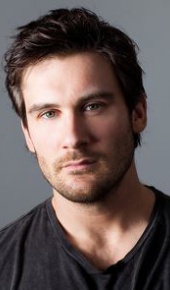 herec Clive Standen