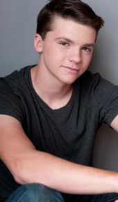 herec Joel Courtney