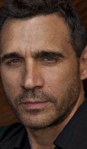 herec Adrian Paul