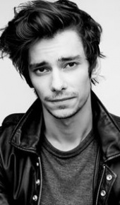 herec Devon Bostick