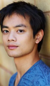 herec Osric Chau